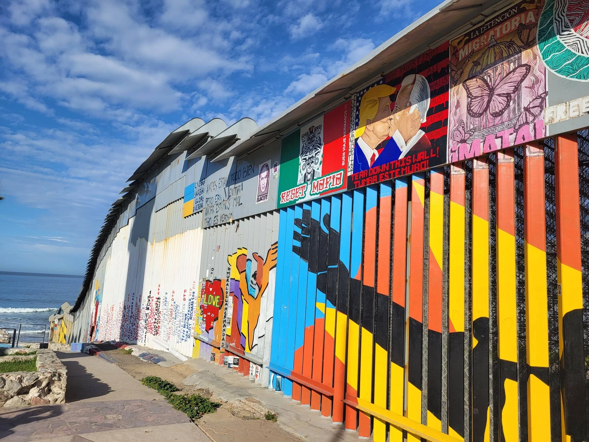 Schodzący do oceanu mur graniczny w Tijuanie między USA a Meksykiem