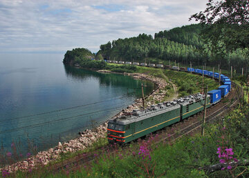 Kolej transsyberyjska na wybrzeżu Bajkału