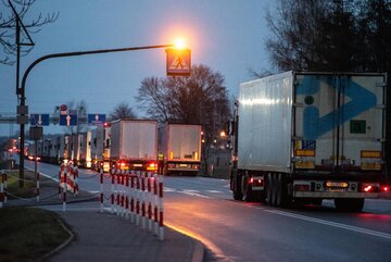 Kolejka tirów przed przejściem granicznym w Koroszczynie