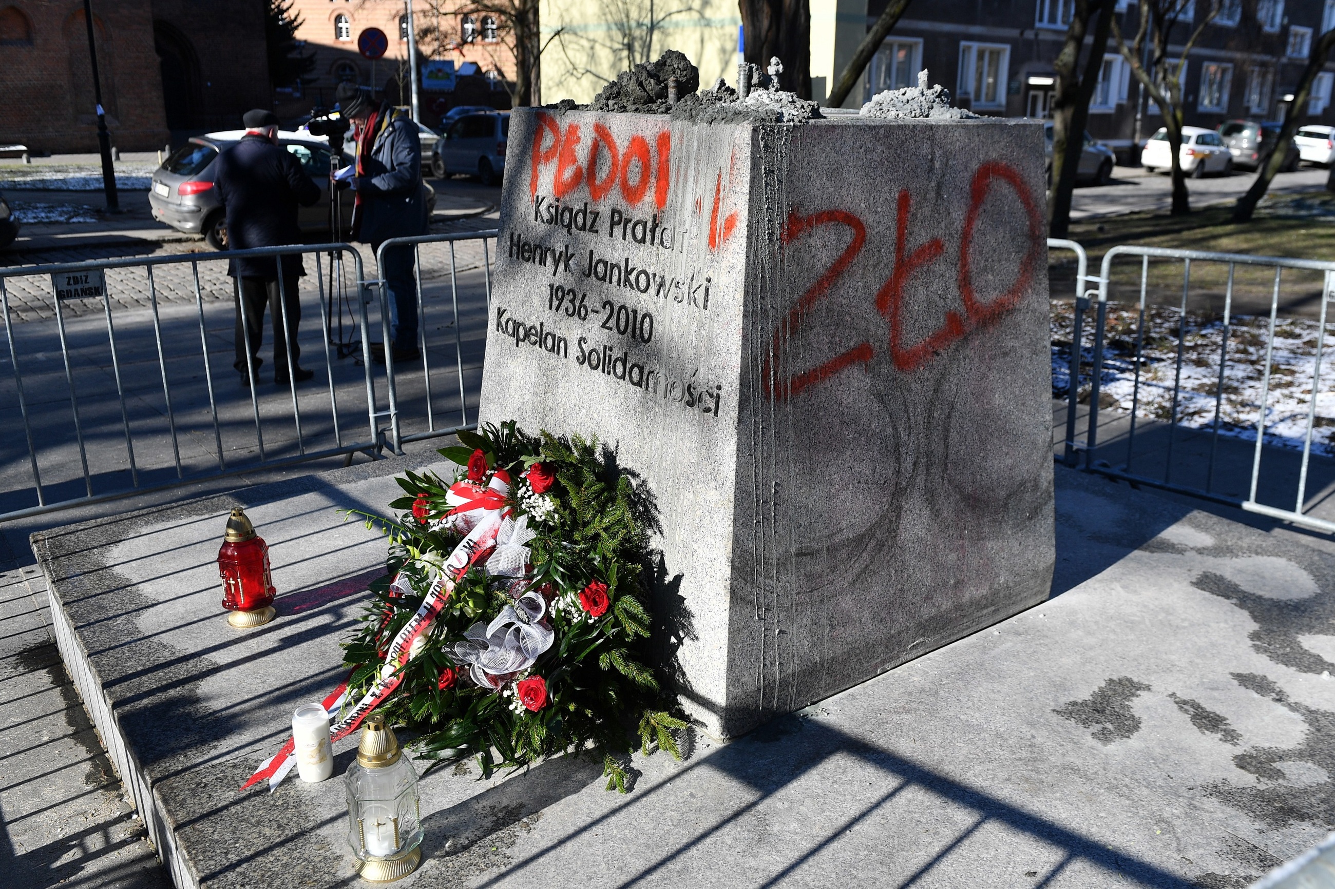 Cokół zniszczonego pomnika ks. Henryka Jankowskiego