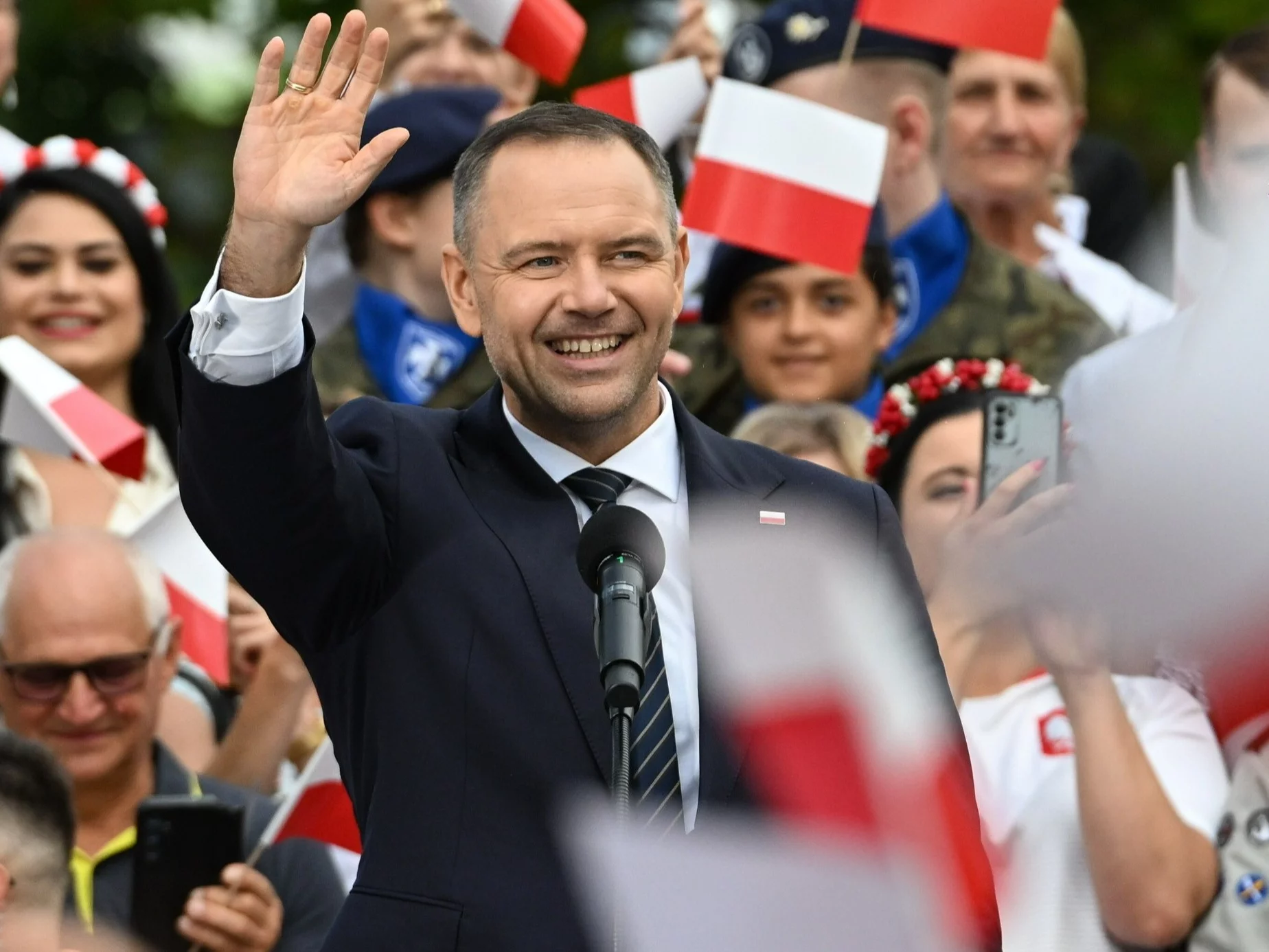 Prezydent RP Karol Nawrocki przemawia podczas spotkania z mieszkańcami w Kolbuszowej