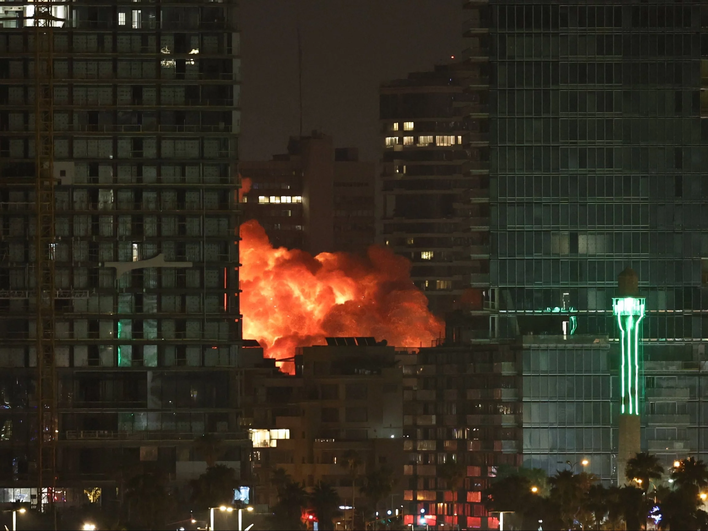 Wojna Izrael - Iran. Eksplozja pocisku rakietowego wystrzelonego z Iranu w Tel Awiwie