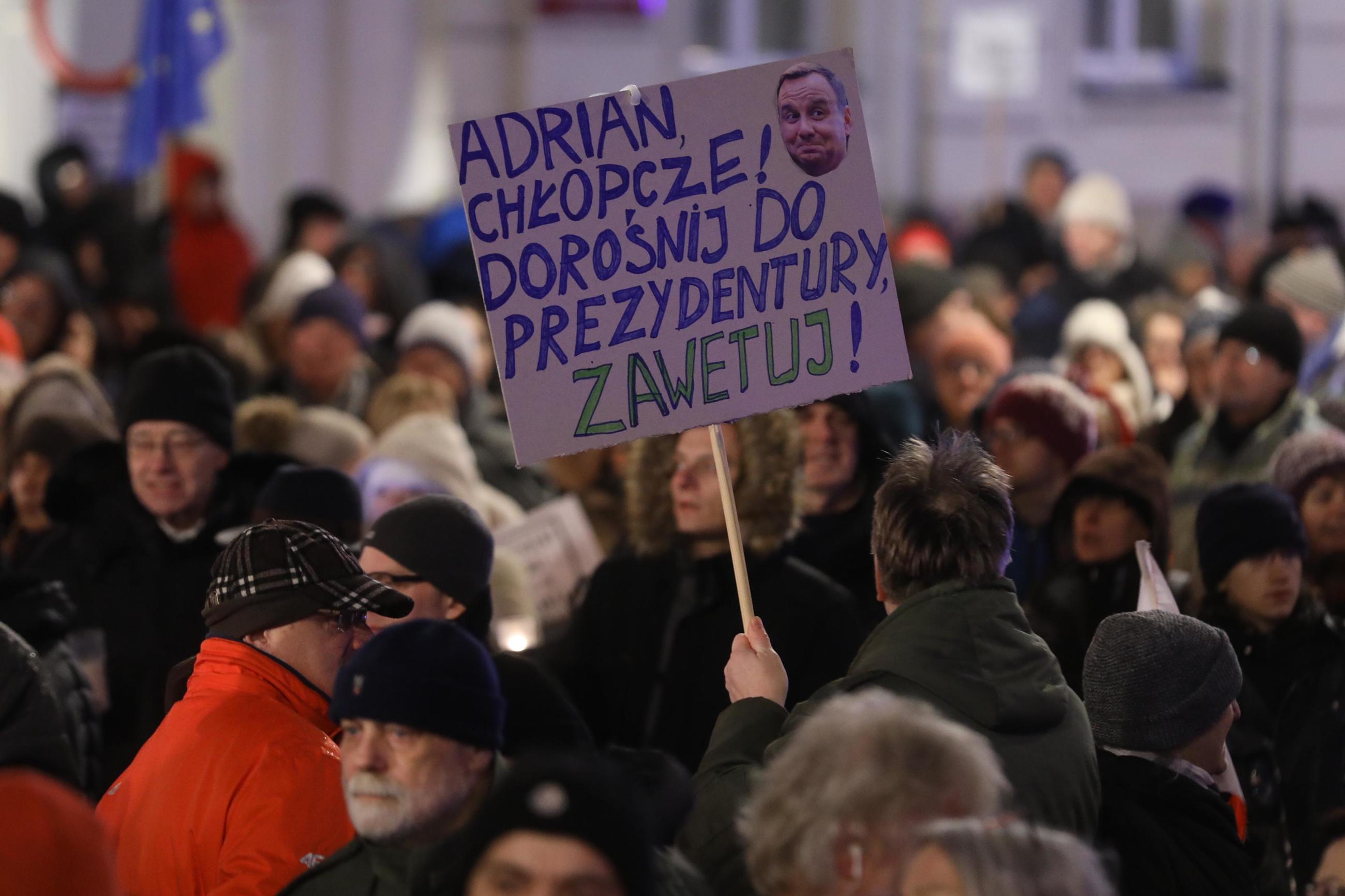 Uczestnicy akcji "Wszystkie światła na Prezydenta!" zorganizowanej przez Akcję Demokracja