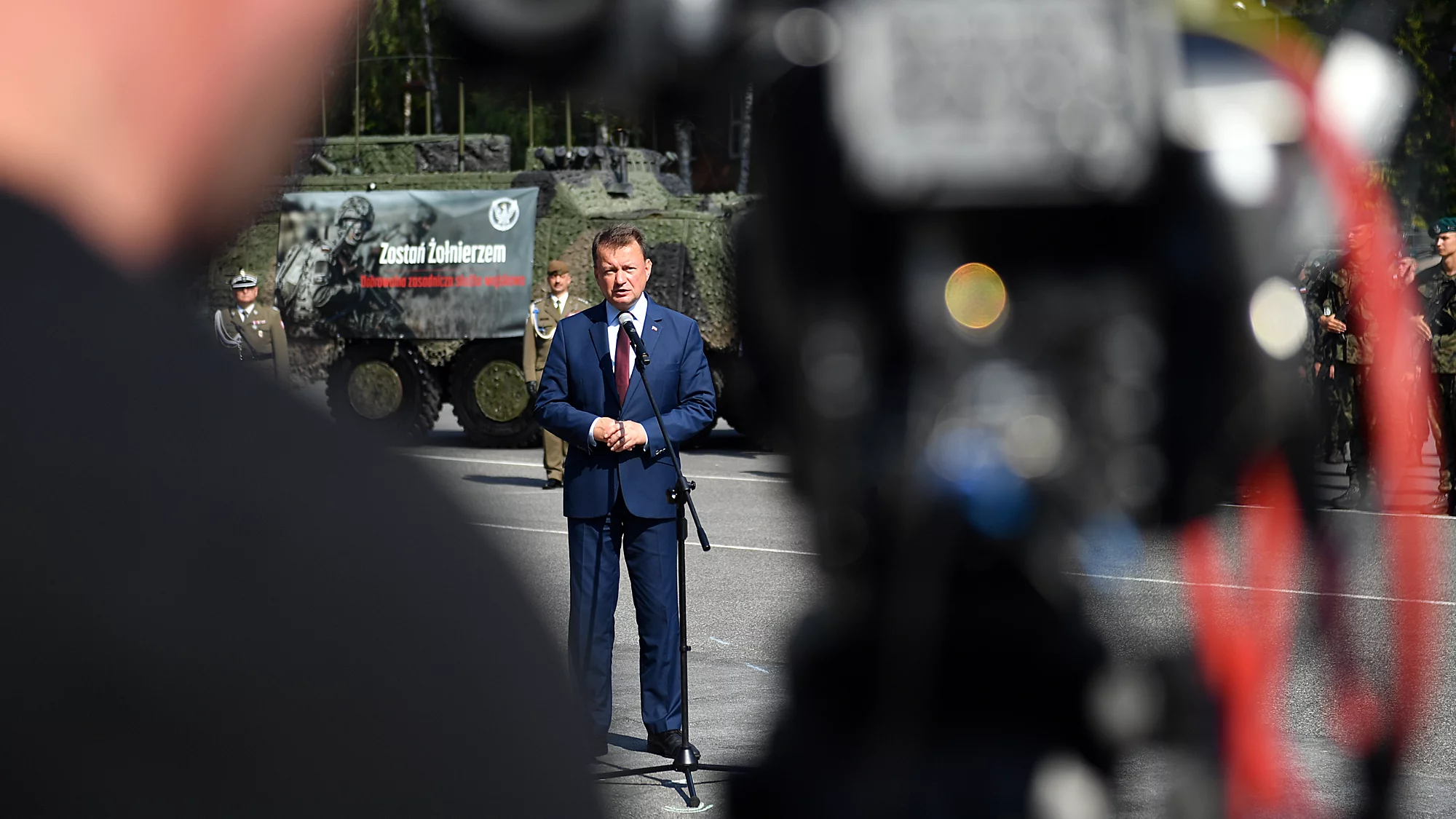 Wicepremier, szef MON Mariusz Błaszczak w trakcie przysięgi żołnierzy