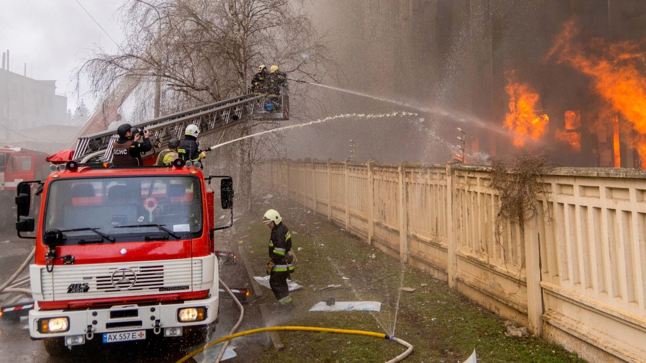 Strażacy podczas gaszenia pożaru w Charkowie po rosyjskim ostrzale (zdjęcie archiwalne)