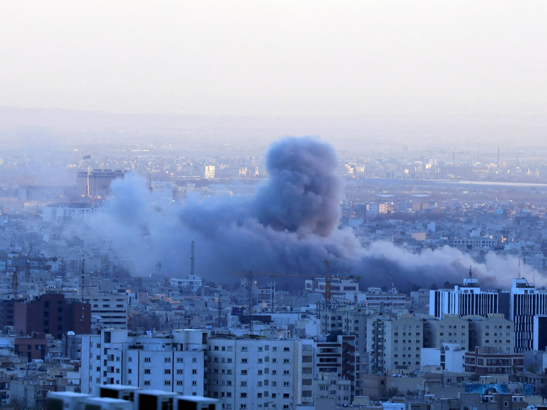 Dym nad Teheranem po ataku sił USA i Izraela