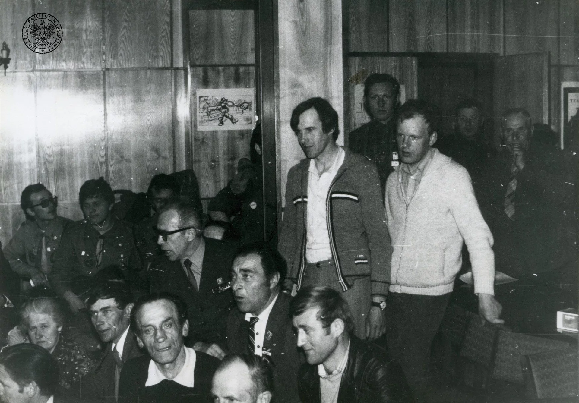 Piotr Bartoszcze (stoi, w bluzie z paskami) wśród uczestników strajku okupacyjnego działaczy NSZZ Rolników Indywidualnych „Solidarność” w siedzibie Wojewódzkiego Komitetu Zjednoczonego Stronnictwa Ludowego w Bydgoszczy (16 III - 7 IV 1981)