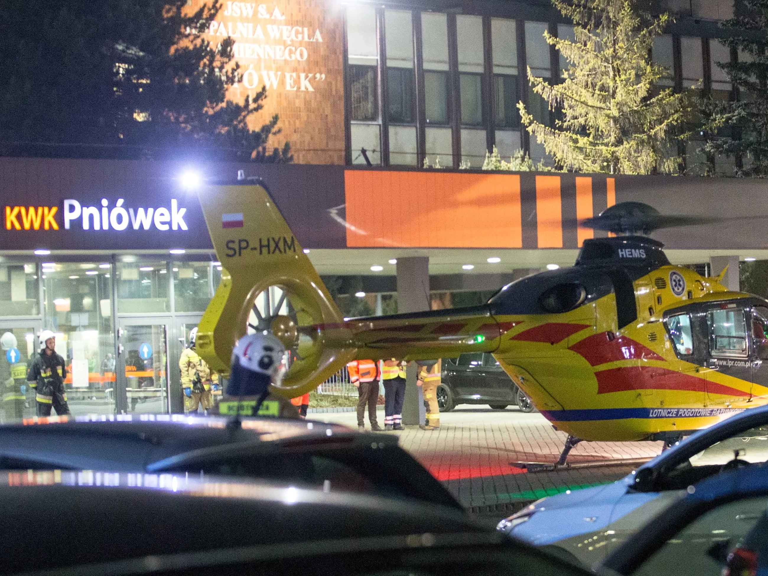 Śmigłowiec Lotniczego Pogotowia Ratunkowego przed wejściem na teren kopalni Jastrzębskiej Spółki Węglowej Pniówek w Pawłowicach