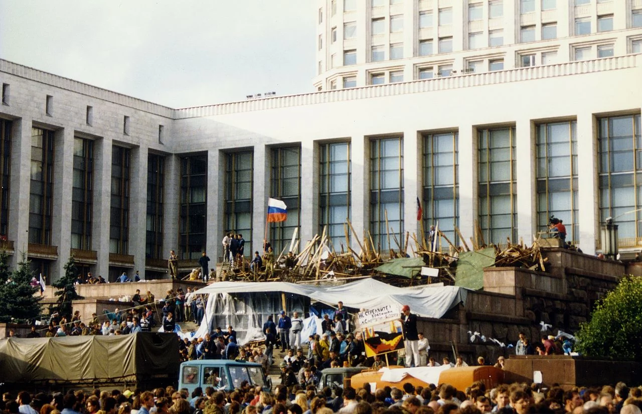 Protesty przed Białym Domem w Moskwie, sierpień 1990