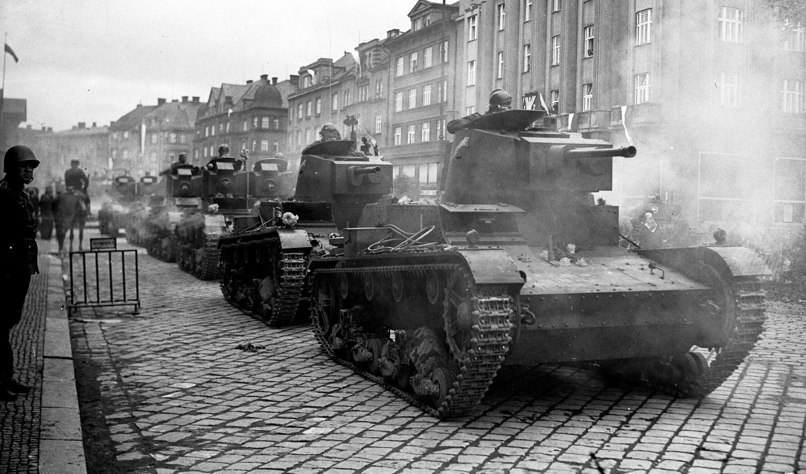 Kolumna czołgów lekkich 7TP podczas defilady w Czeskim Cieszynie w październiku 1938 r.