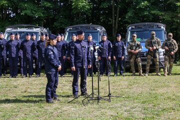 Komendant Główny Policji insp. Marek Boroń (C) na granicy polsko-białoruskiej