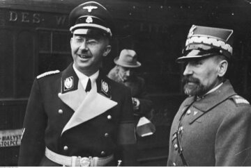 Komendant główny Policji Państwowej Kordian Zamorski wita Heinricha Himmlera na dworcu w Warszawie. Luty, 1939 r.
