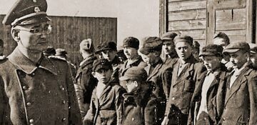 Komendant obozu karnego dla dzieci w Łodzi Strumbannführer SS Karl Ehrlich podczas przeglądu nowo przybyłych dzieci
