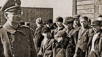 Komendant obozu karnego dla dzieci w Łodzi Strumbannführer SS Karl Ehrlich podczas przeglądu nowo przybyłych dzieci