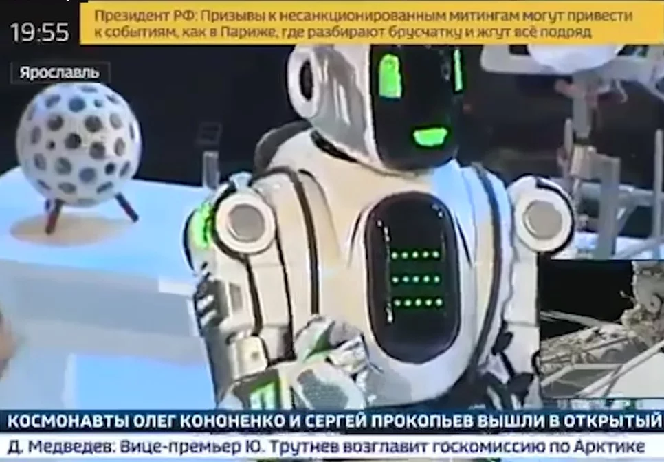 Rosjanin przebrany za robota