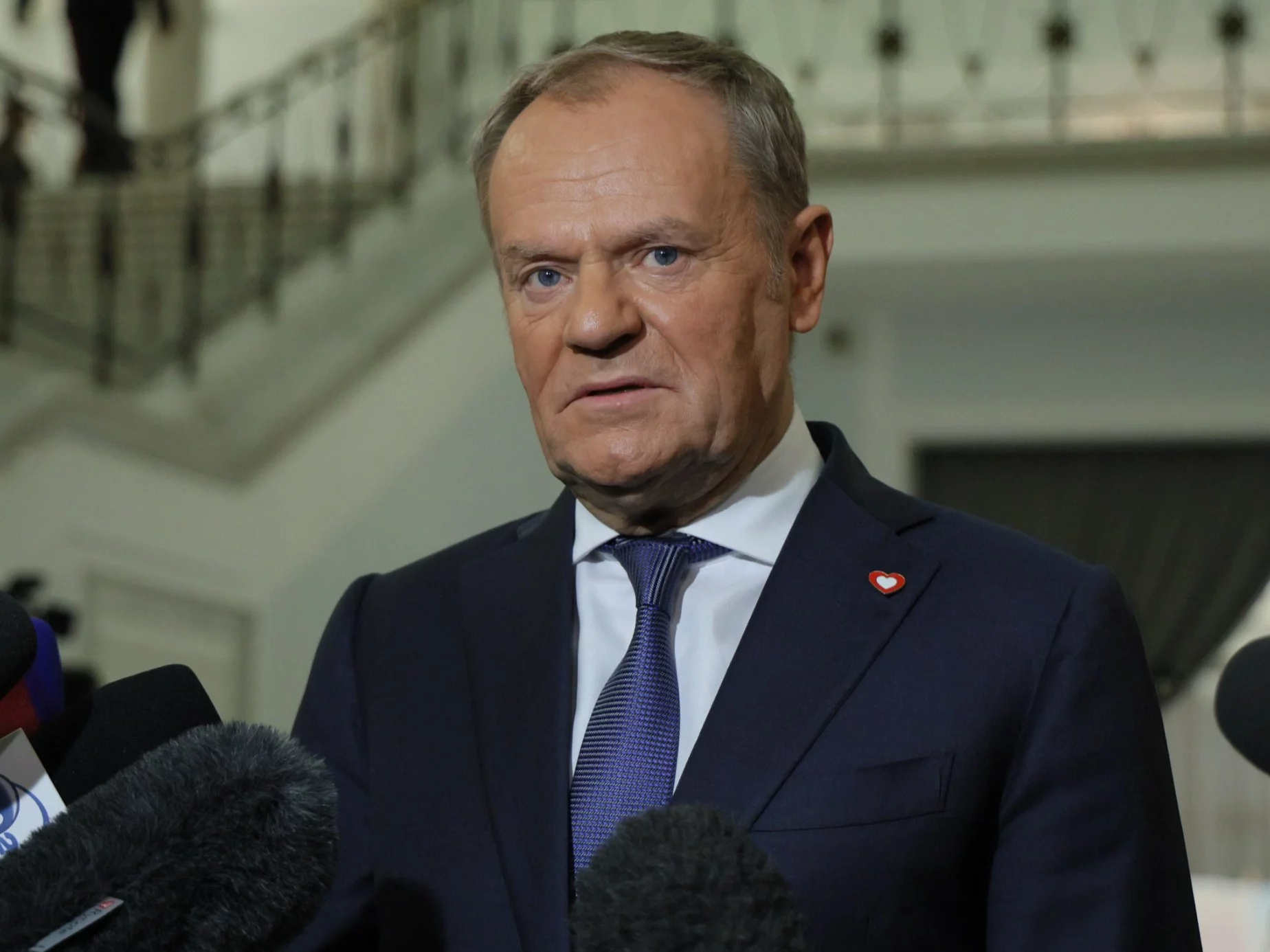 Premier Donald Tusk rozmawia z dziennikarzami w Sejmie