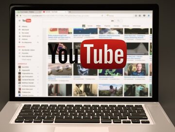 Komputer, serwis YouTube, zdjęcie ilustracyjne