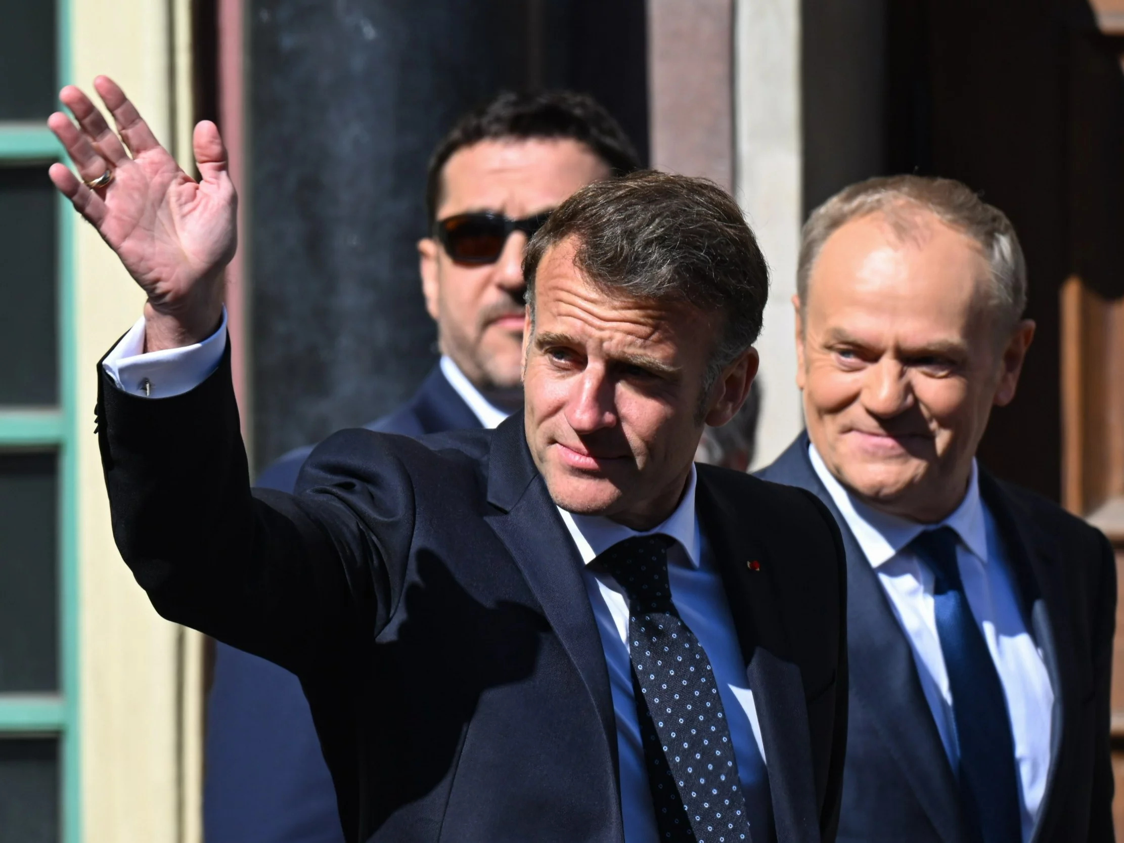 Premier Donald Tusk (P) i prezydent Francji Emmanuel Macron (C) podczas spotkania w Gdańsku