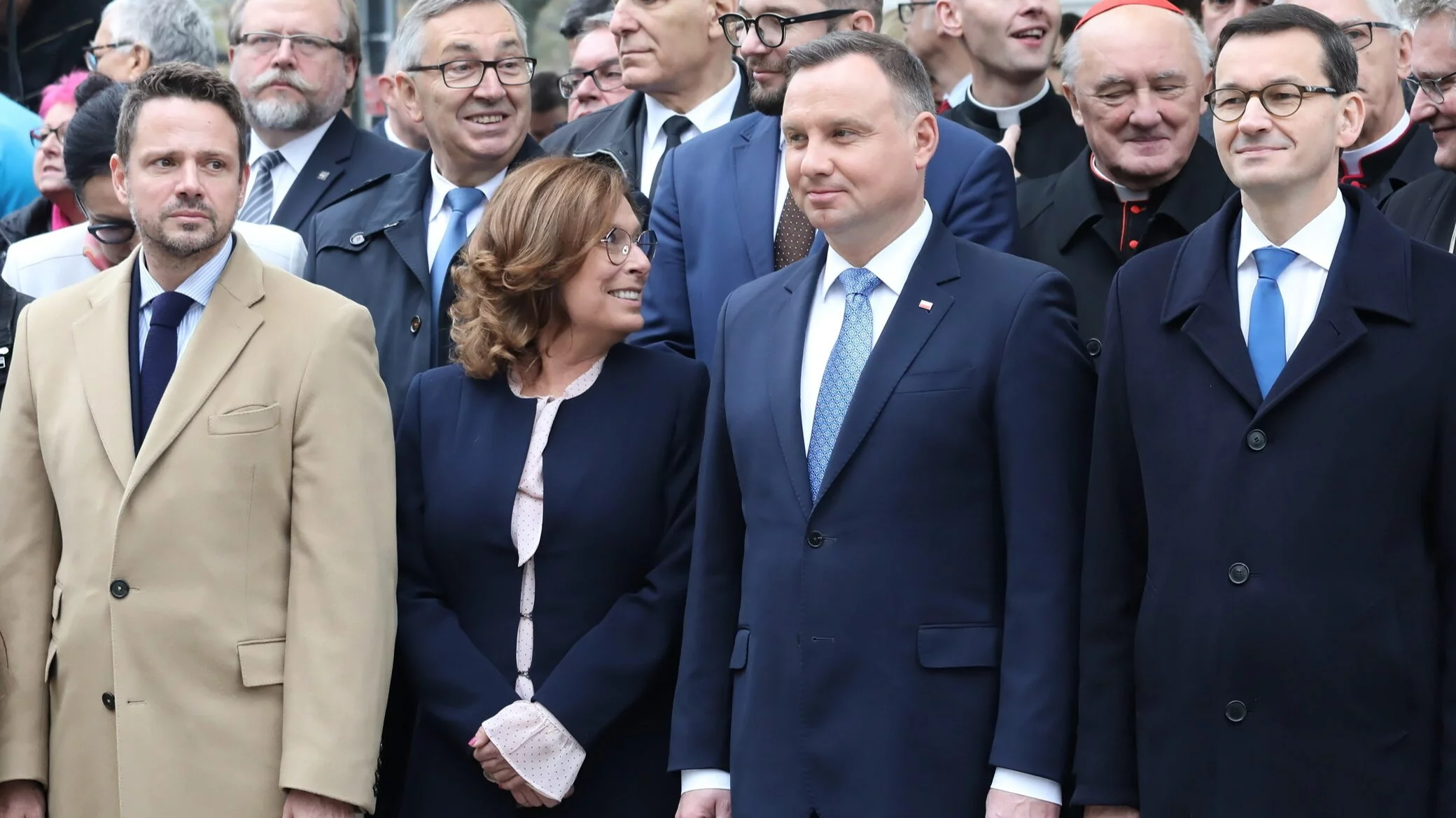 Prezydent Warszawy Rafał Trzaskowski (L), polityk PO-KO Małgorzata Kidawa-Błońska (2L), prezydent Andrzej Duda (3L), abp Kazimierz Nycz (4L - drugi rząd), premier Mateusz Morawiecki (3P) oraz minister kultury i dziedzictwa narodowego Piotr Gliński