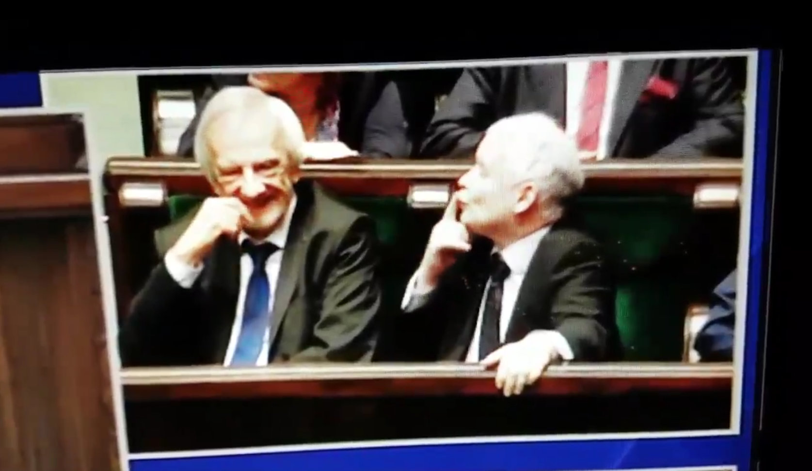 Prezes PiS rozsyła po Sejmie buziaki?