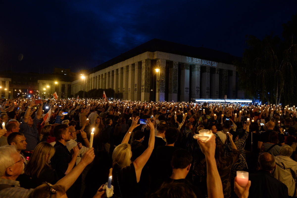 Protestujący z płonącymi świecami przed siedzibą SN