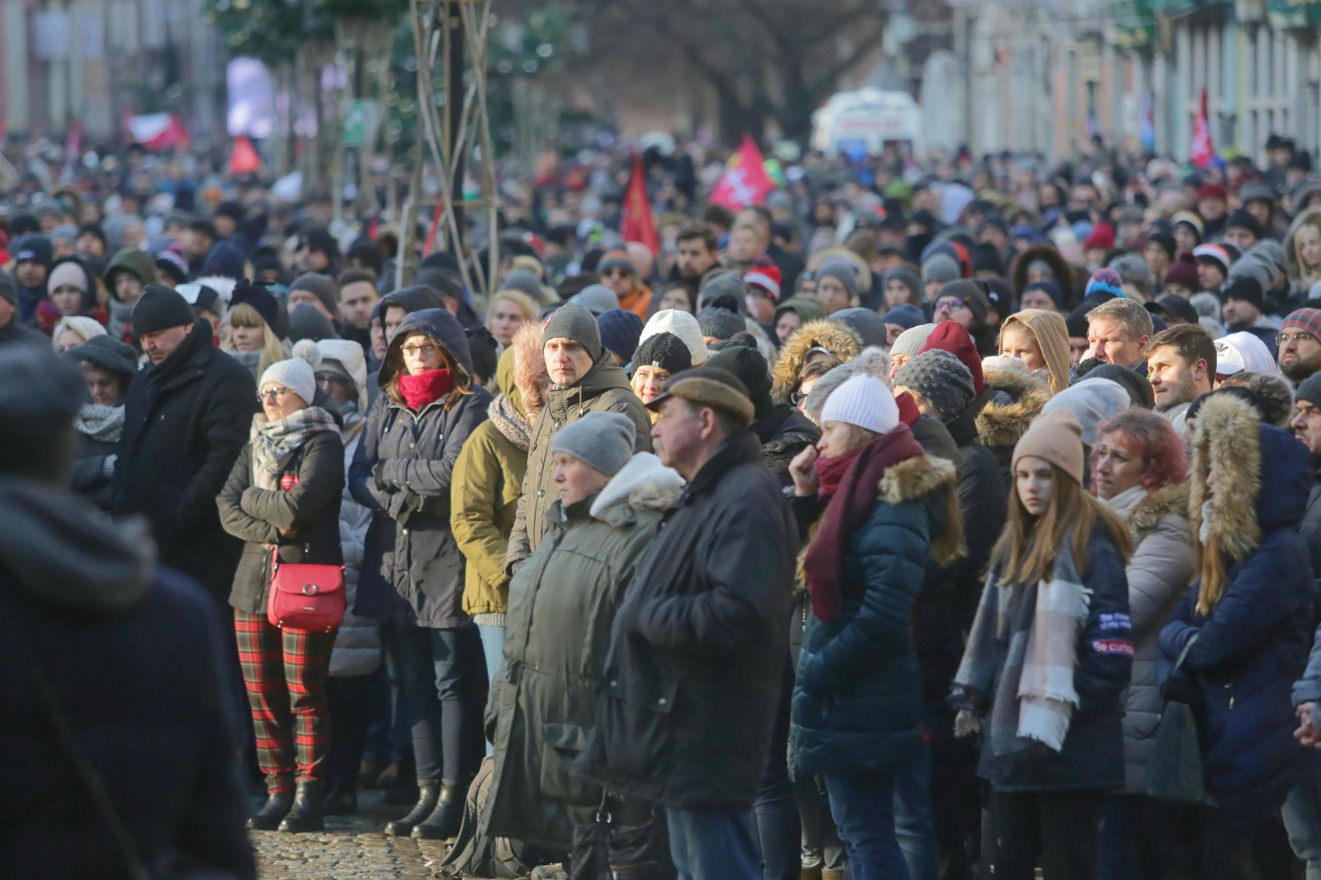 Ludzie zgromadzeni na ulicach Gdańska, oglądają transmisję pogrzebu prezydenta Pawła Adamowicza