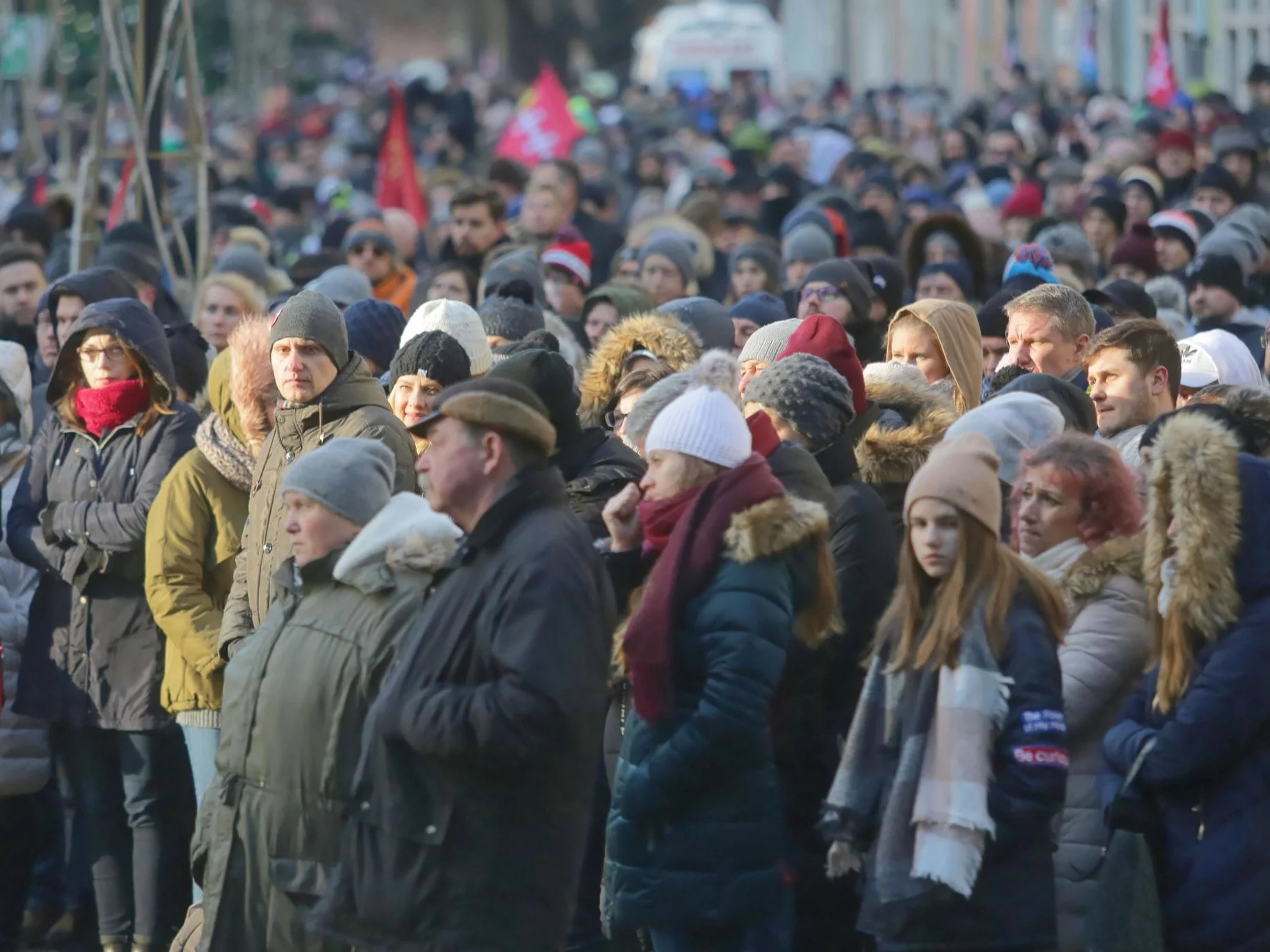 Ludzie zgromadzeni na ulicach Gdańska
