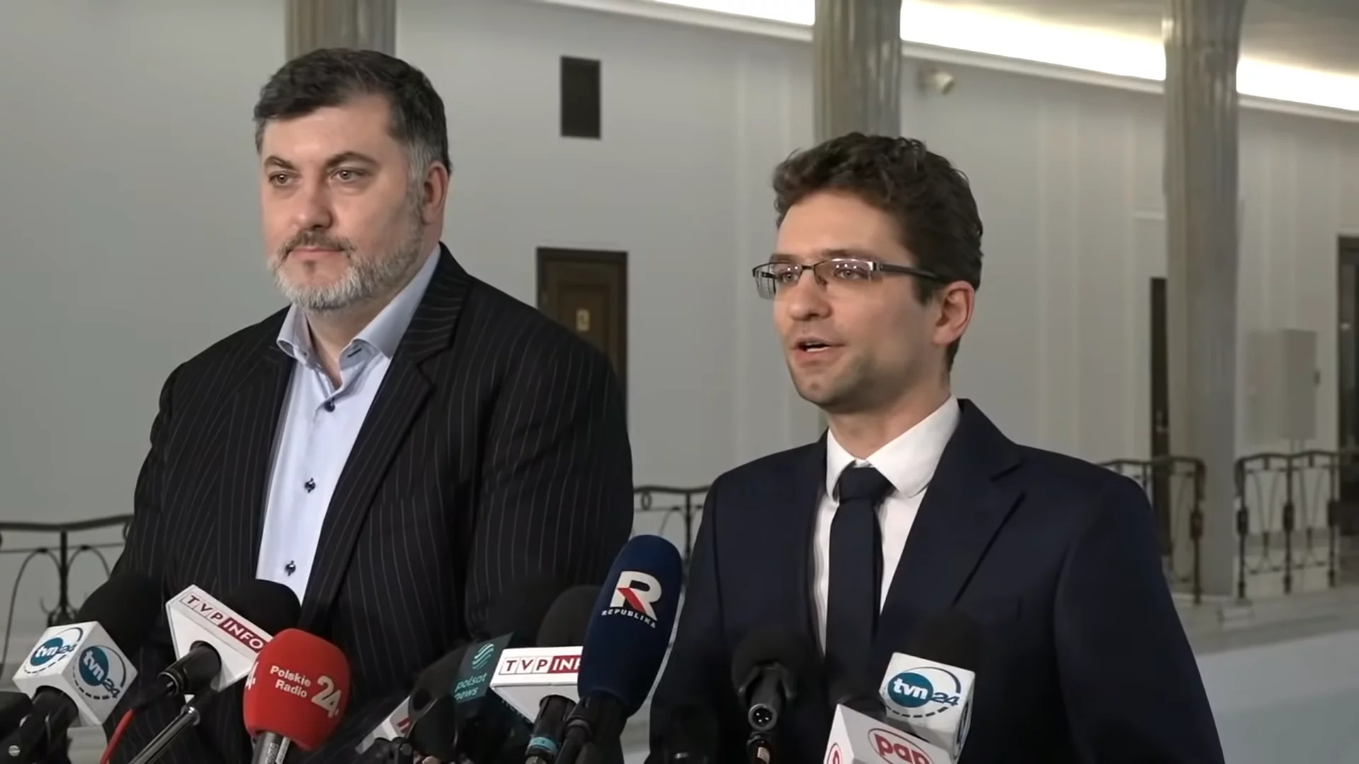 Politycy Konfederacji Artur Dziambor i mec. Michał Wawer na konferencji pasowej w Sejmie