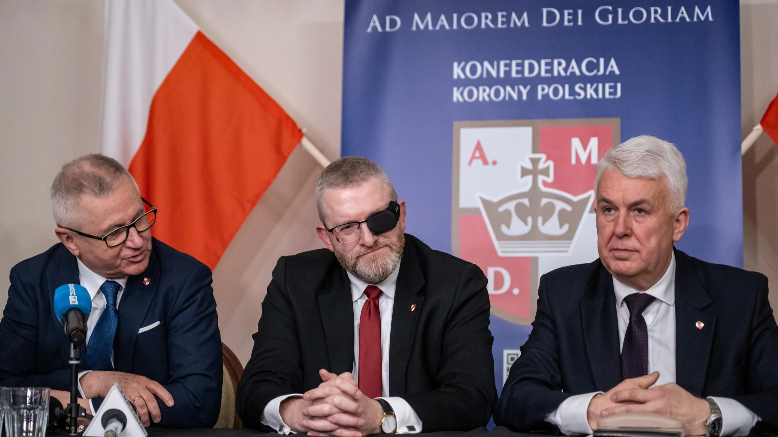 Prezes Konfederacji Korony Polskiej, europoseł Grzegorz Braun (C) oraz posłowie KP Konfederacji Korony Polskiej Włodzimierz Skalik (L) i Sławomir Zawiślak