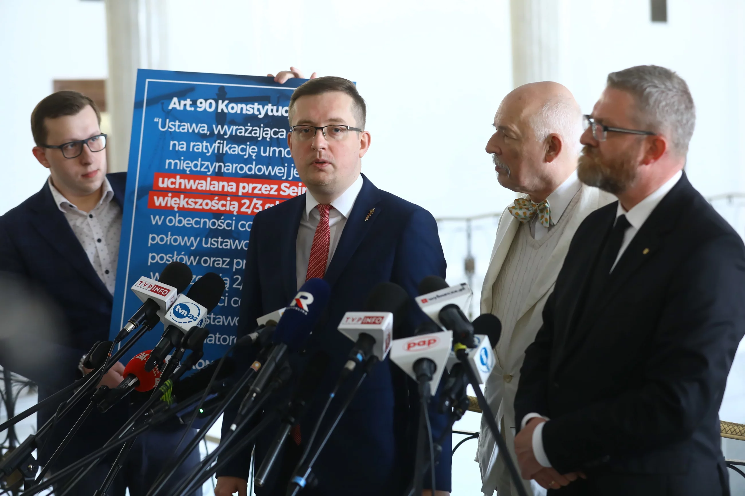 Posłowie Konfederacji: Robert Winnicki (2L), Janusz Korwin-Mikke (P), Grzegorz Braun (2P) i rzecznik prasowy partii Tomasz Grabarczyk (L) podczas konferencji prasowej w Sejmie