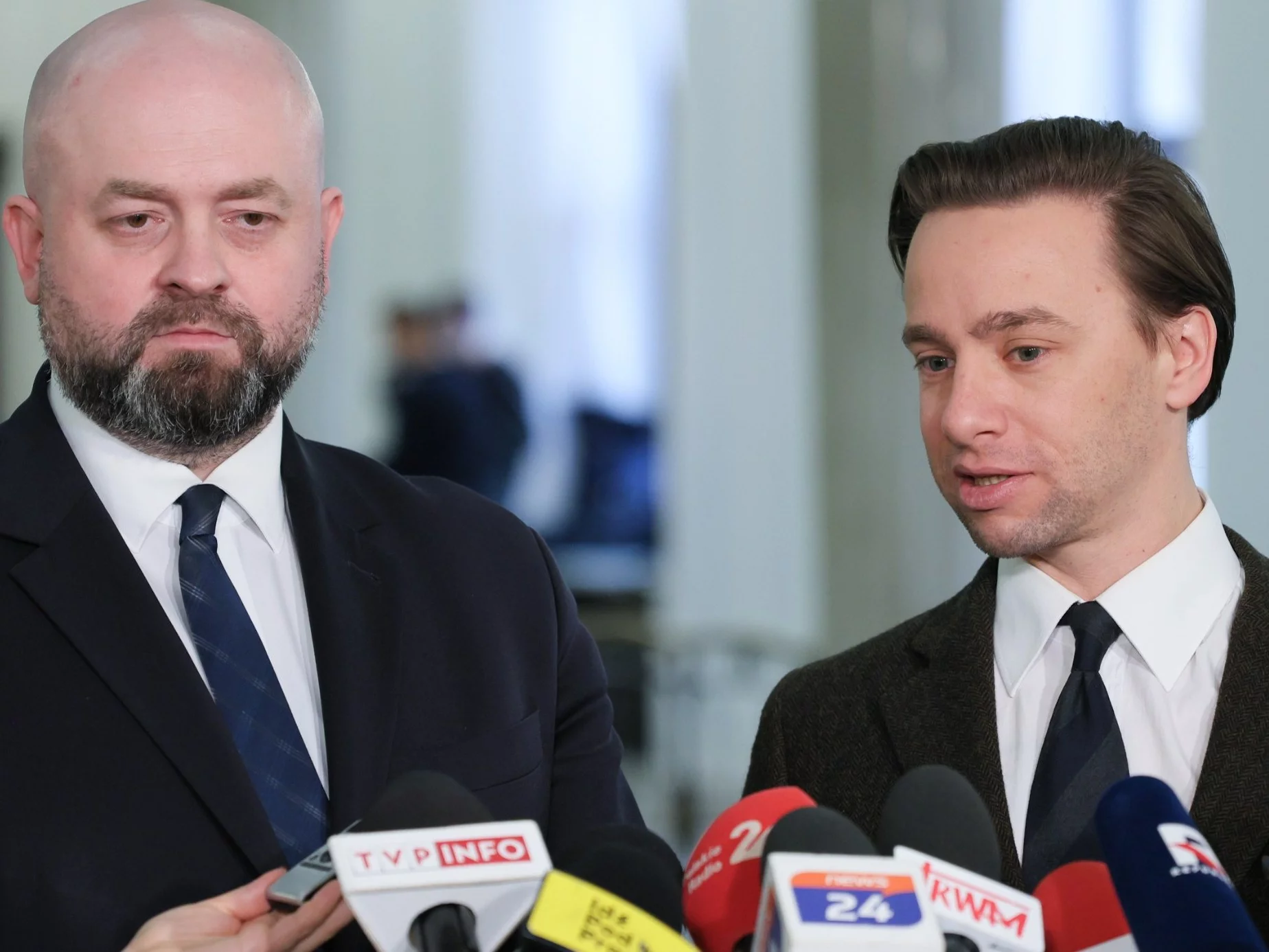 Posłowie Konfederacji Bartłomiej Pejo (L) i Krzysztof Bosak (P)