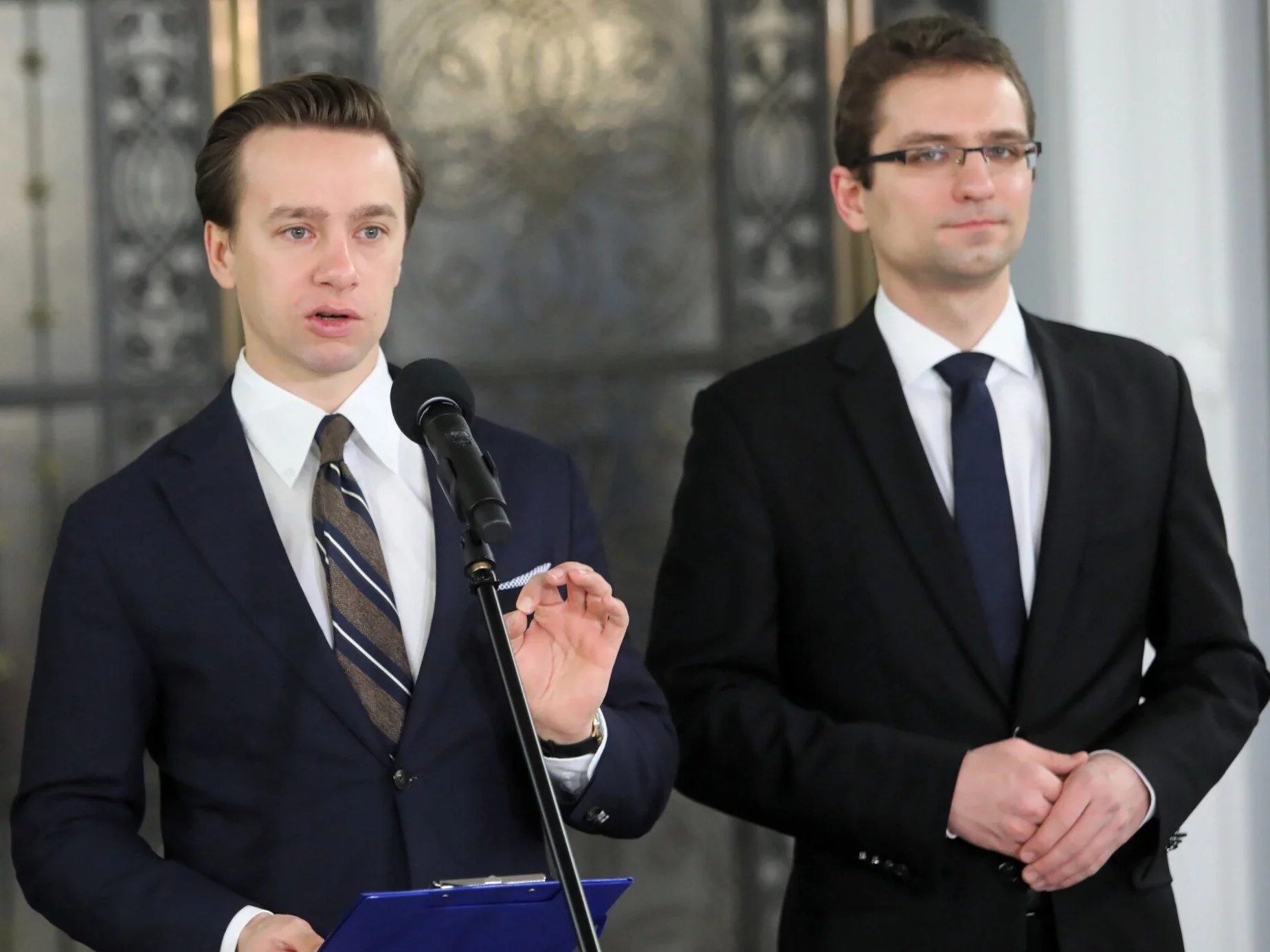 Poseł Konfederacji Krzysztof Bosak (C) oraz były poseł Jacek Wilk (L) i skarbnik Konfederacji Michał Wawer