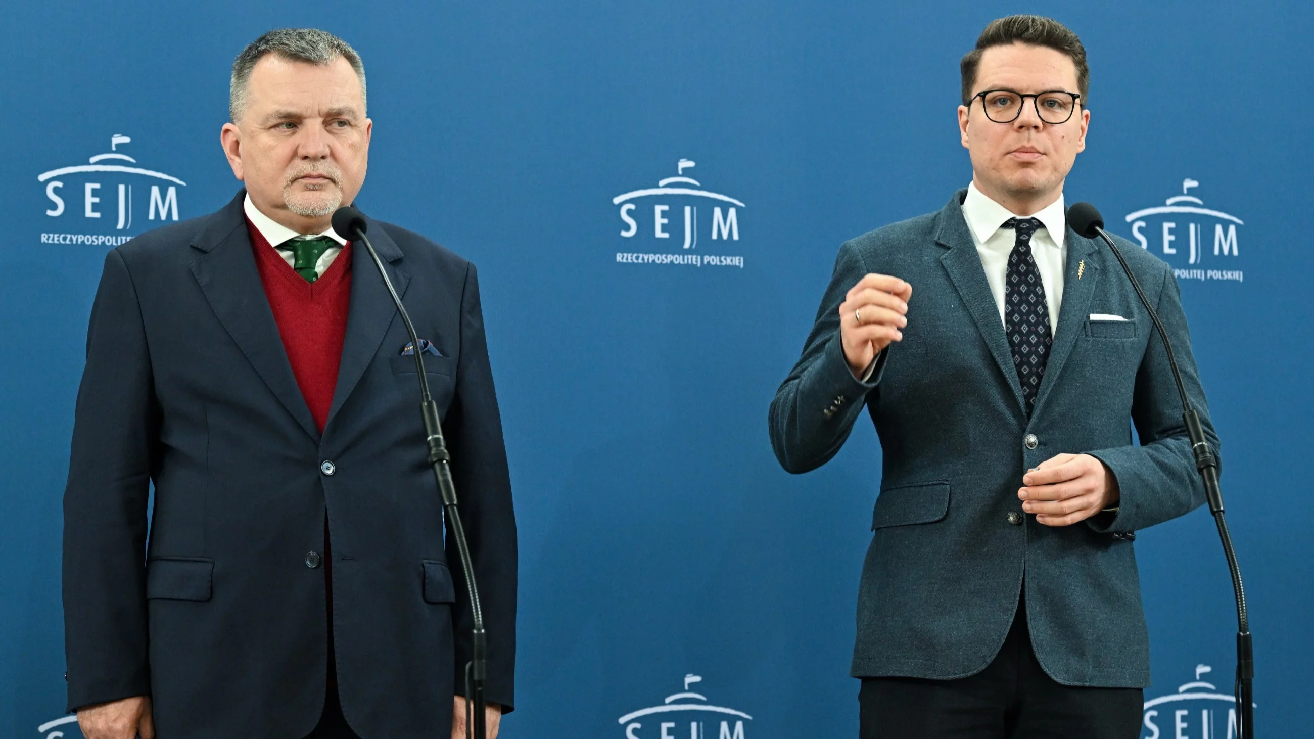 Posłowie Konfederacji Krzysztof Szymański (P) i Andrzej Zapałowski (L)