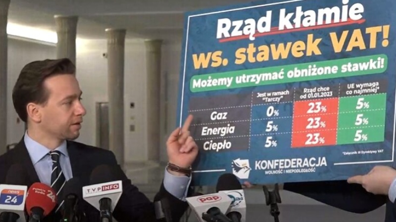 Poseł Krzysztof Bosak podczas konferencji prasowej Konfederacji.