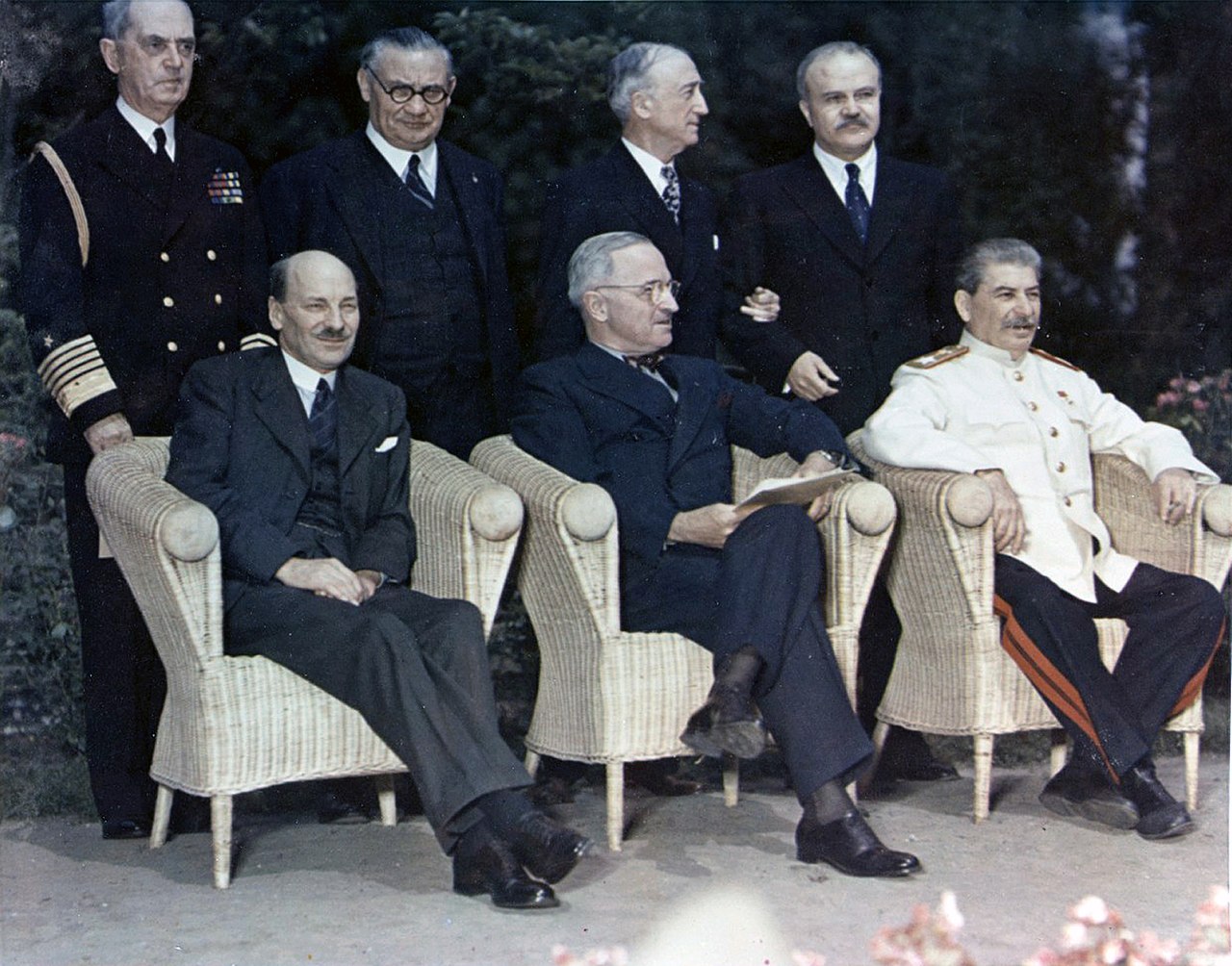 Clement Attlee, Harry Truman i Józef Stalin podczas konferencji w Poczdamie