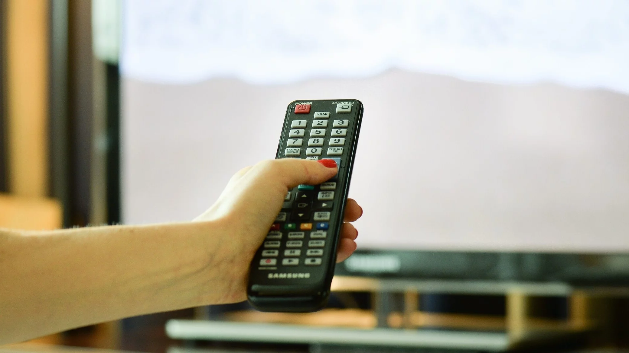 Oglądanie telewizji, zdjęcie ilustracyjne