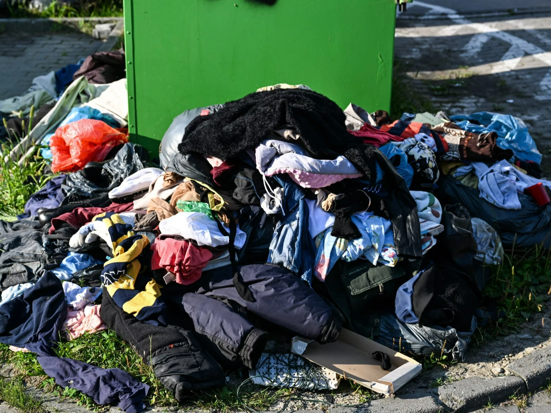 Ubrania pod kontenerem na odzież używaną
