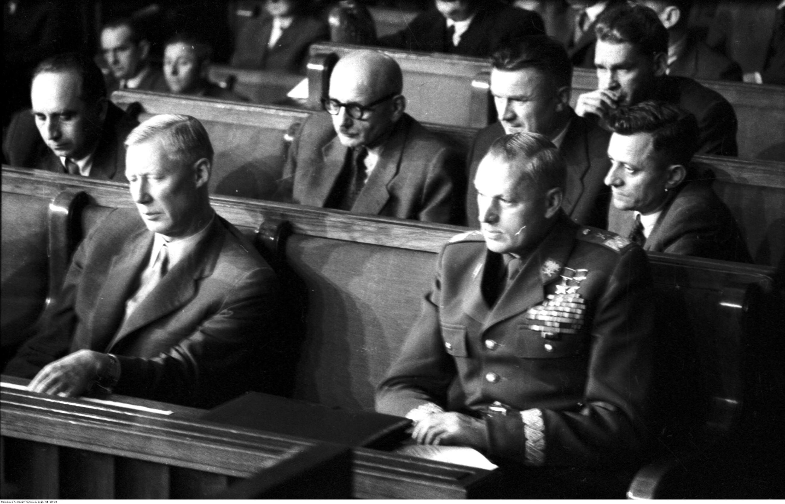 Konstanty Rokossowski (z prawej) w ławie rządowej w Sejmie w Warszawie, 1956 r.