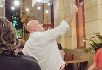 Konsultant Wojskowej Służby Zdrowia w dziedzinie neurologii ppłk. Piotr Szymański zwyzywał dziennikarzy w jednej z restauracji w centrum Warszawy