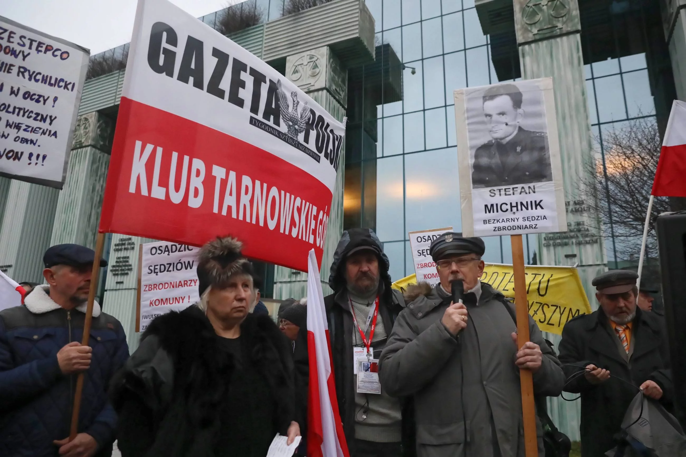 Przewodniczący Konfederacji Polski Niepodległej Adam Słomka podczas kontrmanifestacji przed budynkiem Sądu Najwyższego w Warszawie, przed "Marszem Tysiąca Tóg"