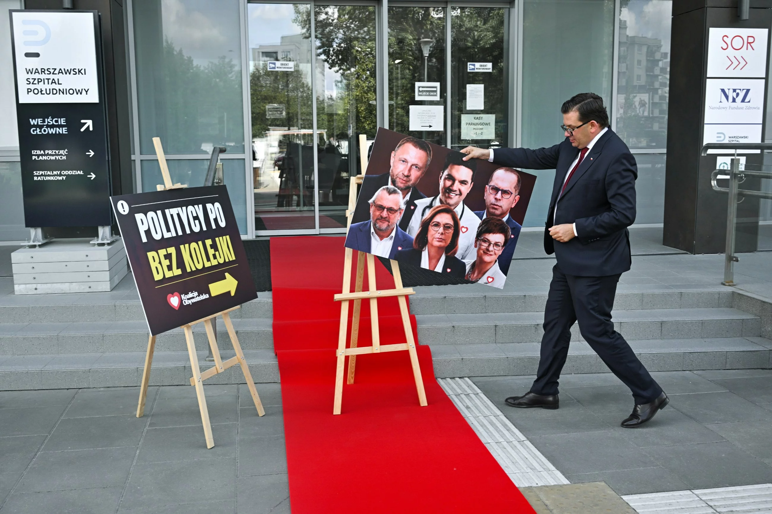 Łukasz Kmita przed Szpitalem Południowym w Warszawie