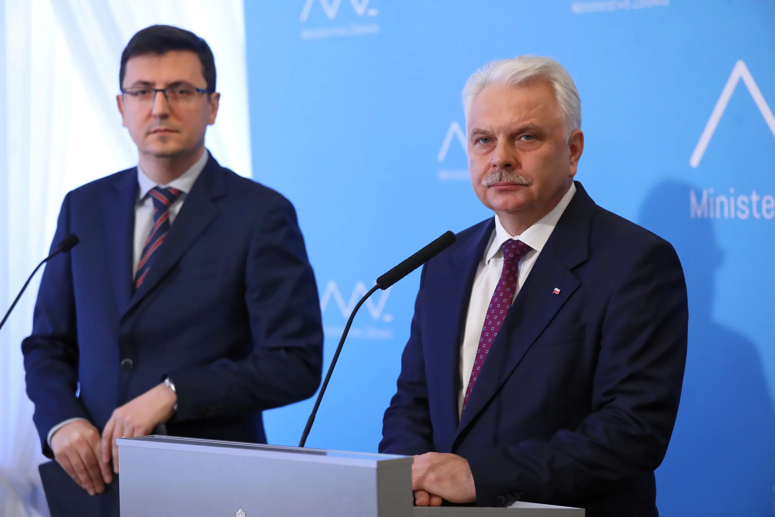 Wiceminister zdrowia Waldemar Kraska i dyrektor NIZP-PZH Grzegorz Juszczyk