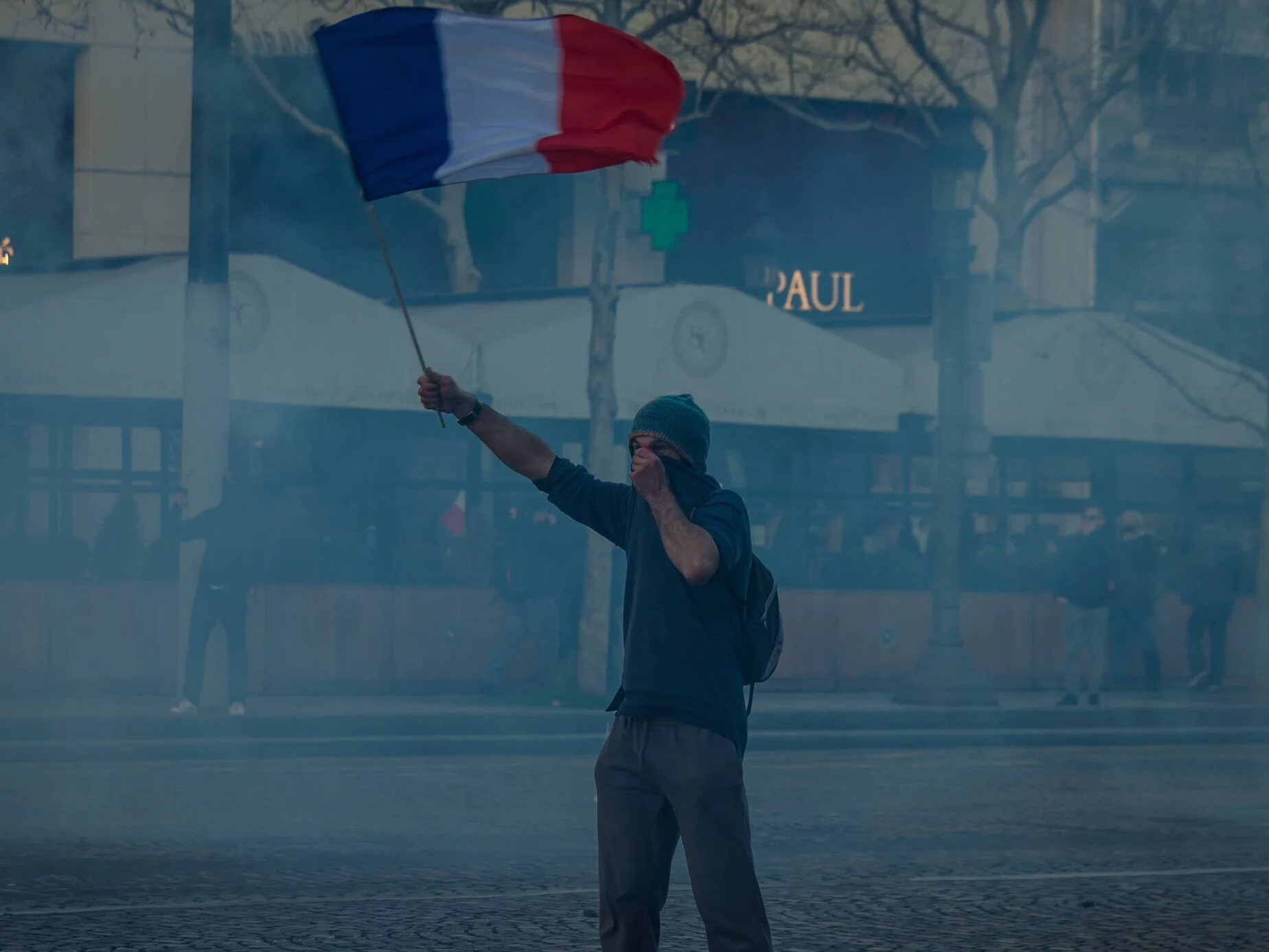 Protest przeciwko restrykcjom i segregacji sanitarnej w ramach francuskiego Konwoju Wolności. Paryż 2022-02-12