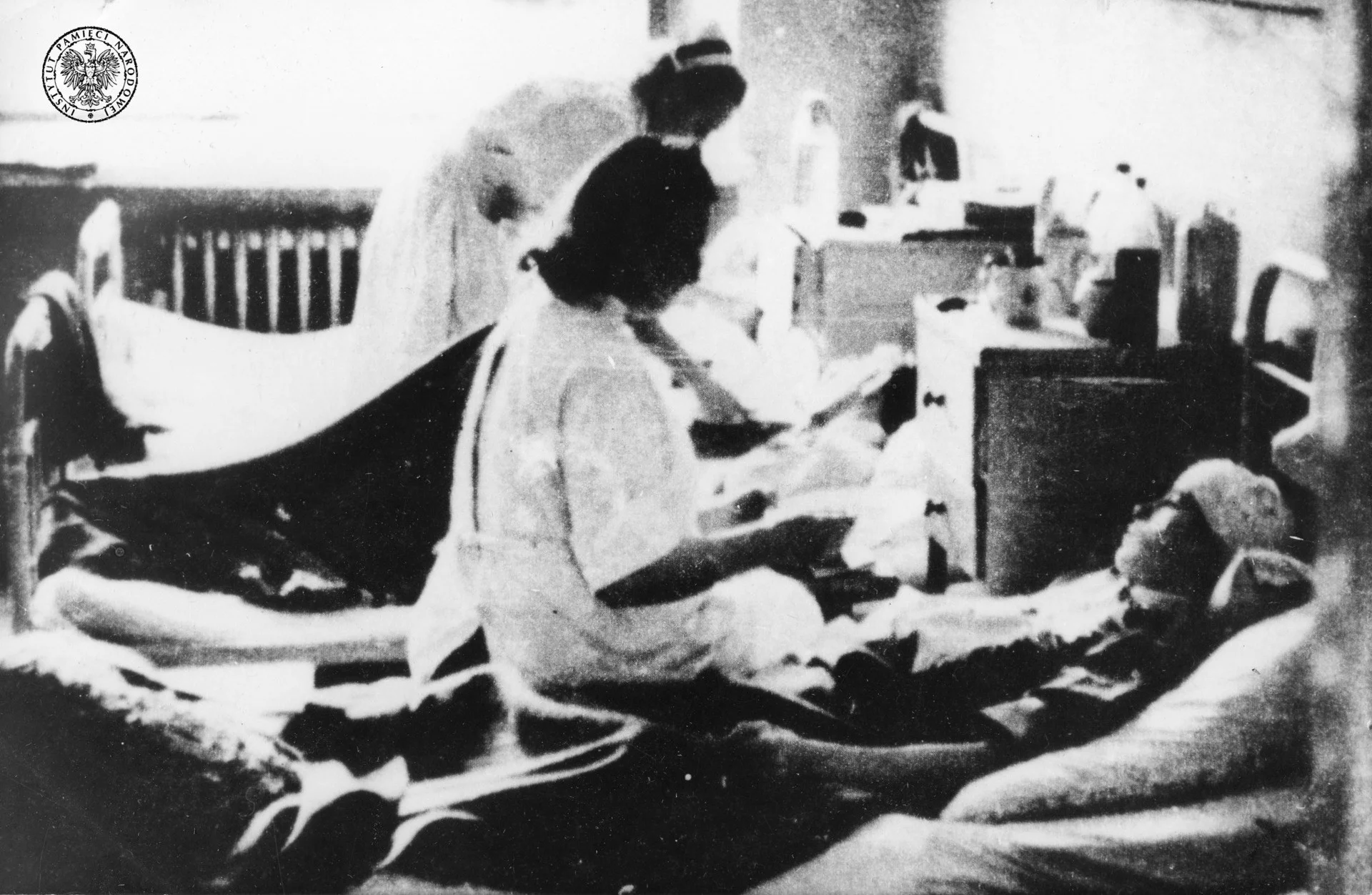 Szpital powstańczy w gmachu PKO przy ul. Świętokrzyskiej. Autor: Jerzy Tomaszewski (z zasobu IPN)