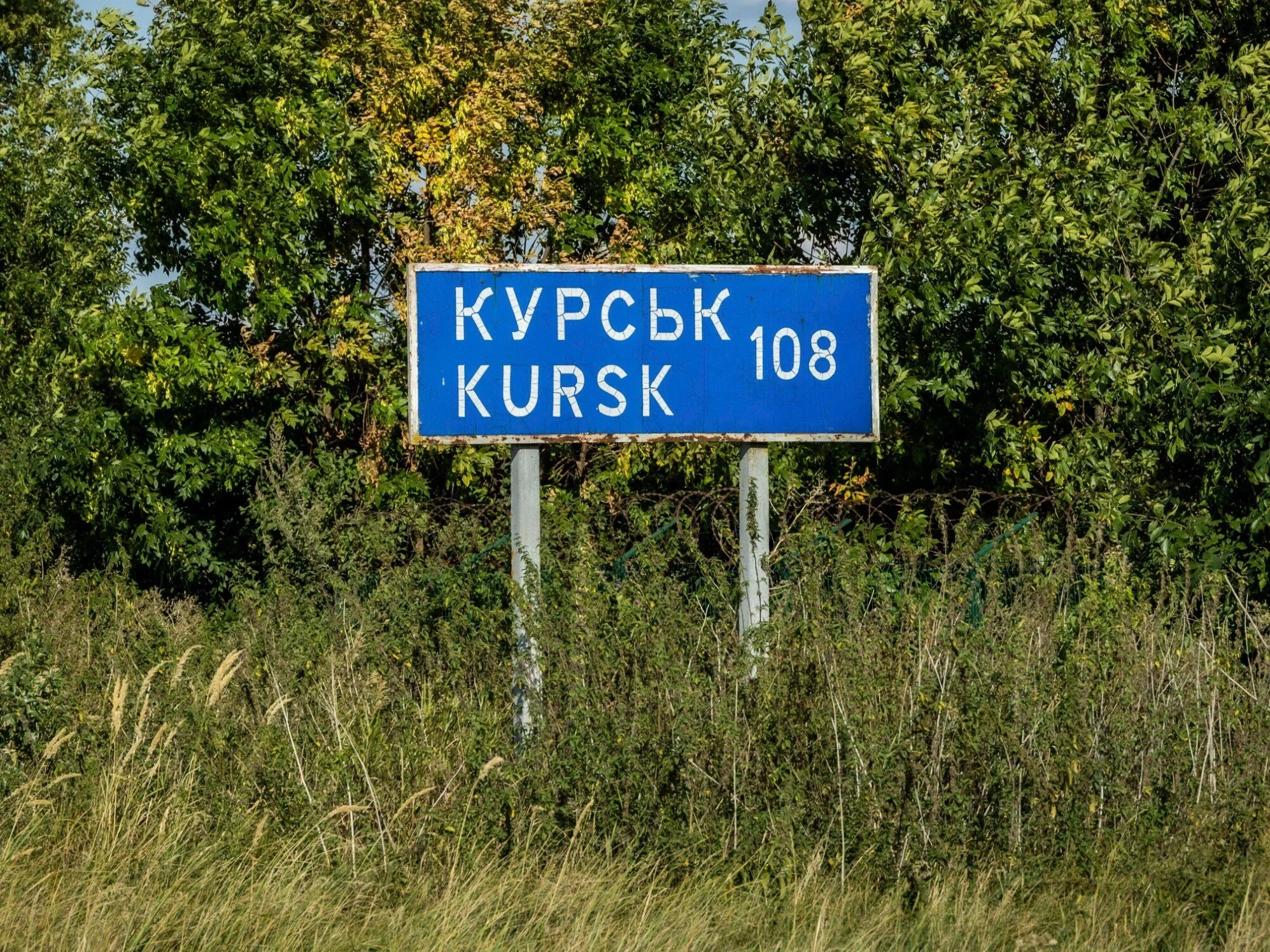 Znak z napisem "Kursk 108 km" niedaleko granicy ukraińsko-rosyjskiej