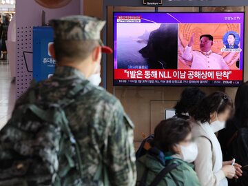 Korea Północna wystrzeliła w środę rano czasu lokalnego 10 pocisków różnego rodzaju w kierunku wschodnim i zachodnim –  poinformowała Reuters.