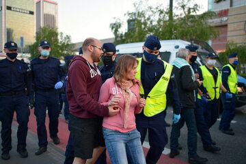 Koronawirus w Polsce. Interwencja policji podczas protestu przedsiębiorców w stolicy.