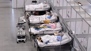 Koronawirus w Polsce. Pacjenci w Szpitalu Tymczasowym na terenie Międzynarodowych Targów Poznańskich