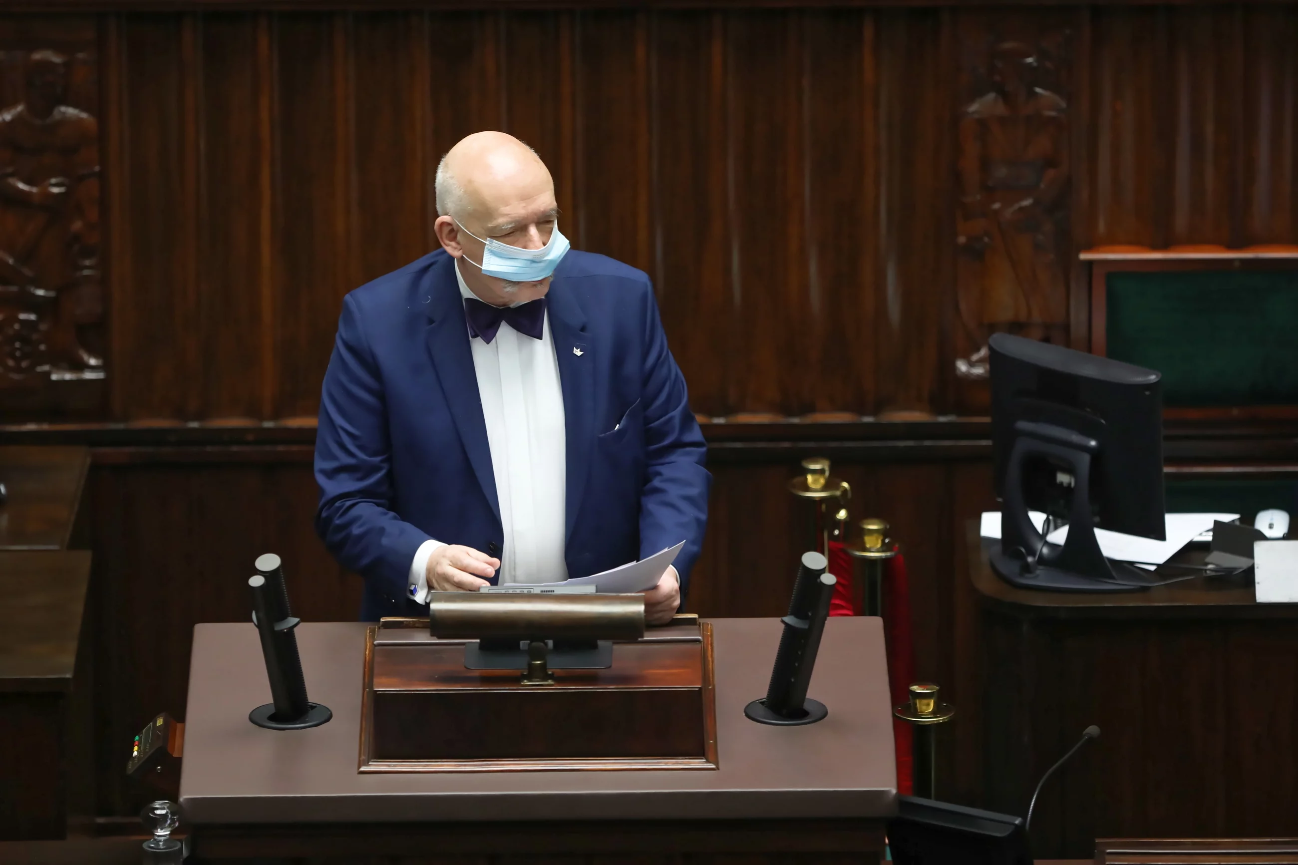 Janusz Korwin-Mikke z Konfederacji na mównicy sejmowej