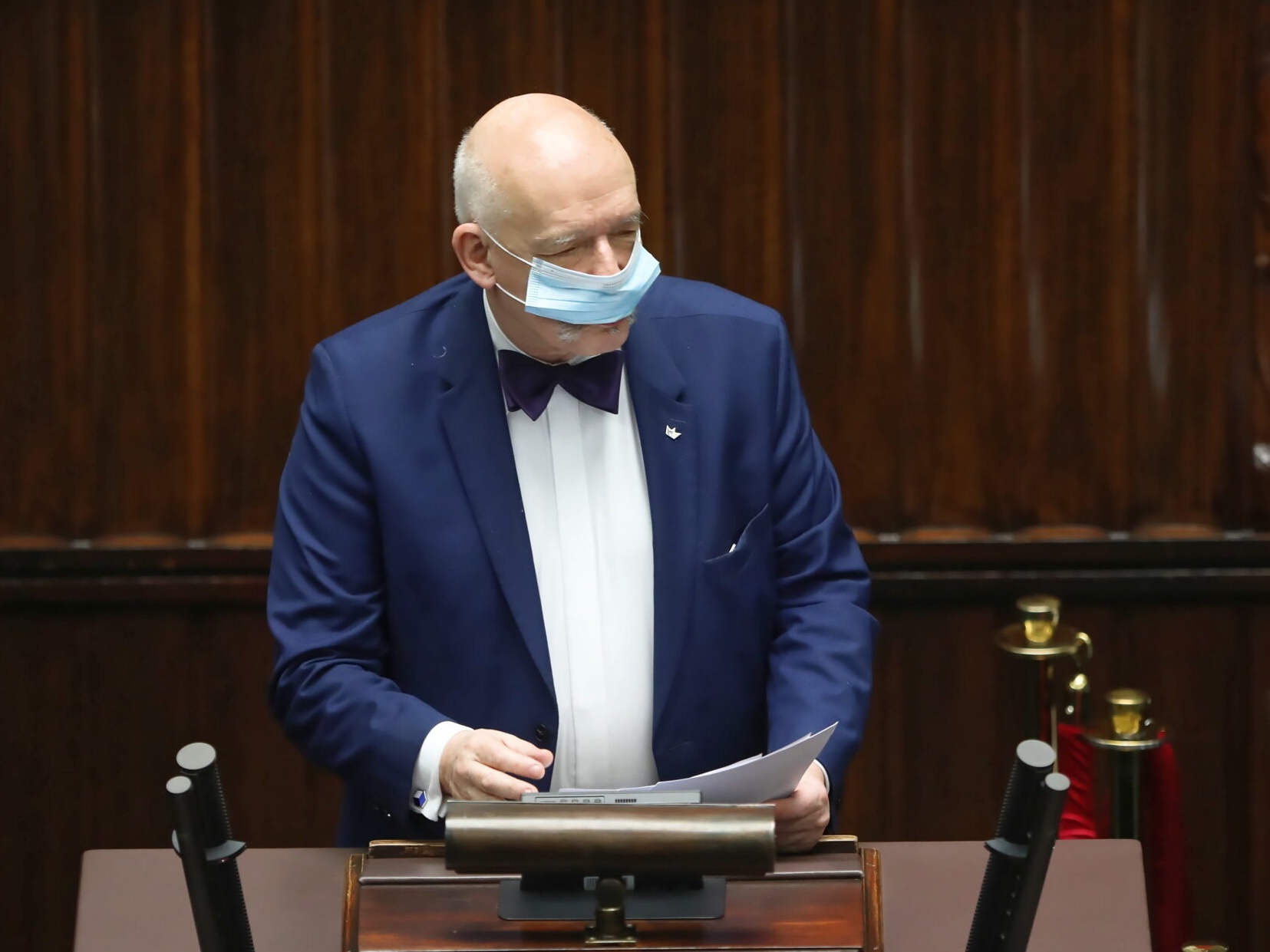 Janusz Korwin-Mikke z Konfederacji na mównicy sejmowej